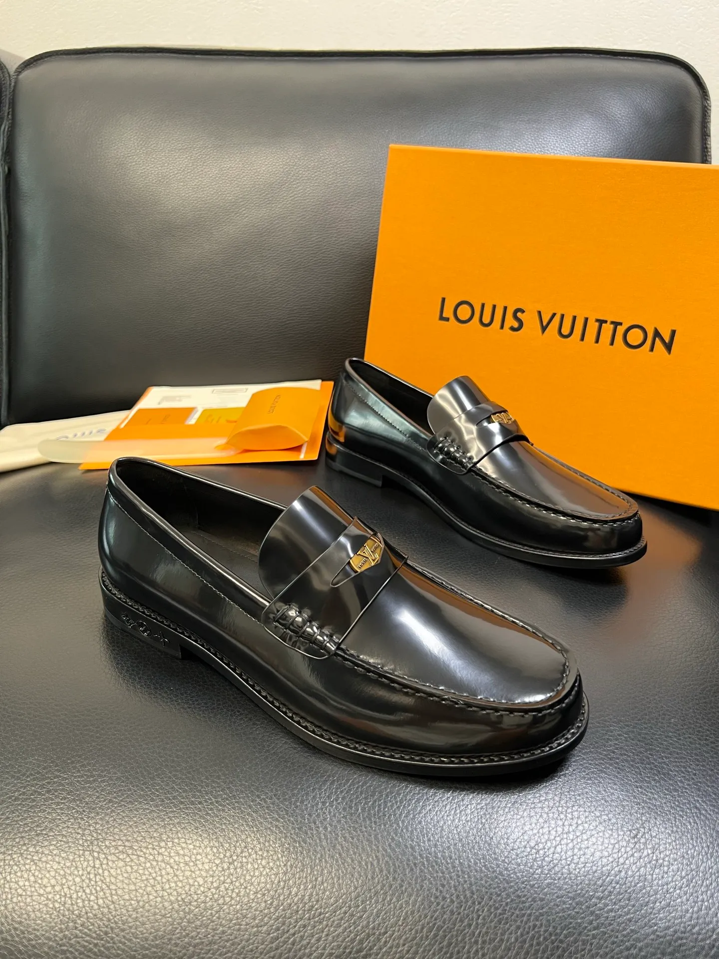 Men's shoes 💰920 Lv high quality top crafts Louis Vuitton leather shoes counter synchronized with original factory configuration, uppers imported from Italy, imported water-dyed cowhide lining, soles: original genuine leather soles specially provided by the original factory, original factory and single goods, welcome to compare, code number 39-44 (customized 38 45 46)